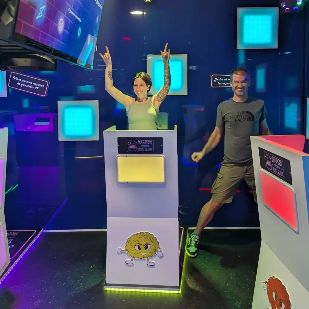 Gagnant célébrant sa victoire lors d’un quiz immersif chez Buzz Party à Vannes, activité ludique et conviviale pour amis, familles et entreprises.