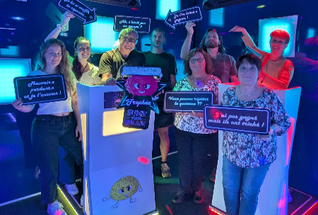 Photo souvenir trophée Buzz Party Vannes Photo souvenir avec le trophée chez Buzz Party Vannes – débrief autour d’un verre dans l’espace bar