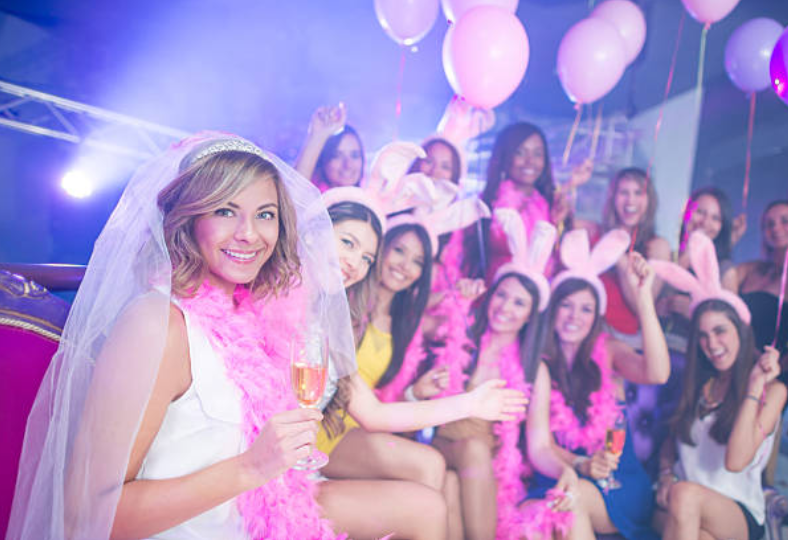 Enterrement de vie de jeune fille EVJF à Vannes – activité quiz et blind test Buzz Party